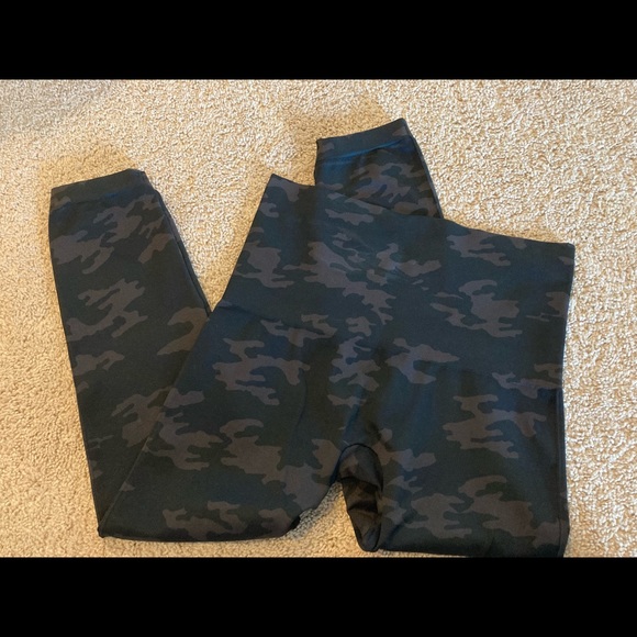 Spanx Look At Me Now Seamless Crop Leggings XL Black Camo - Picture 4 of 14